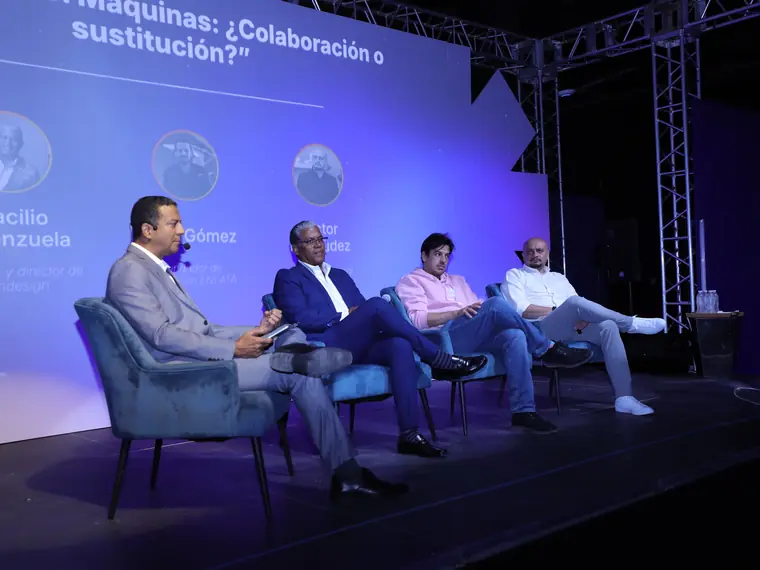 Cuatro panelistas sentados en tarima conversan frente a una pantalla que dice «Máquinas: ¿colaboración o sustitución?»