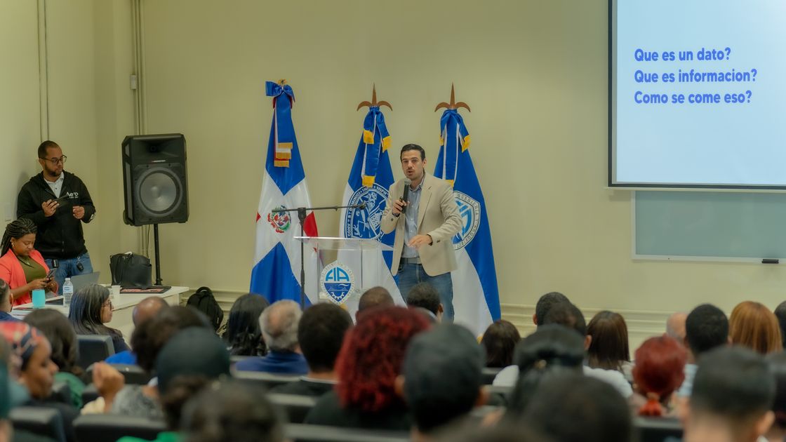 Conferencia de Fundación Enlata ante un auditorio universitario lleno.