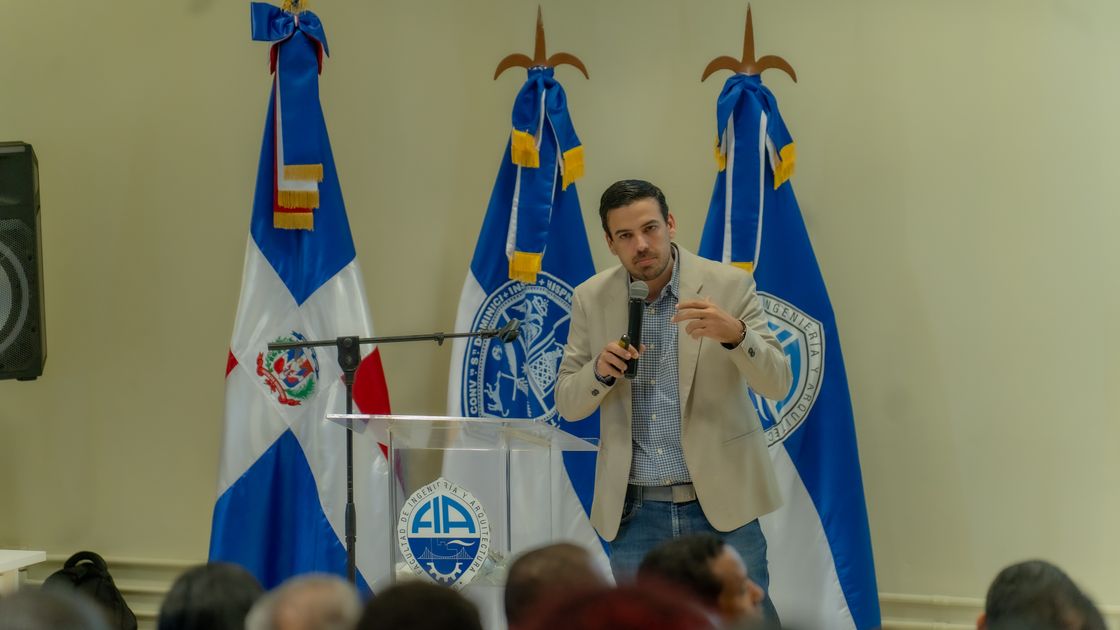Charla de Fundación Enlata ante un salón lleno en una universidad dominicana.