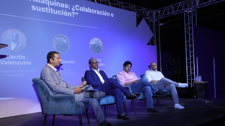 Panel «Humanos vs. máquinas: ¿colaboración o sustitución?» en un evento de Fundación Enlata.