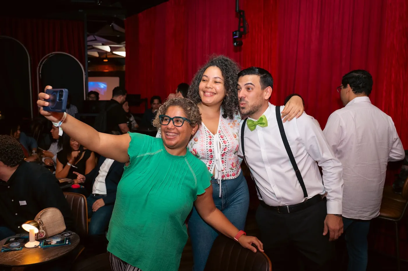 Grupo de asistentes tomándose una selfie y celebrando durante una actividad del ecosistema emprendedor