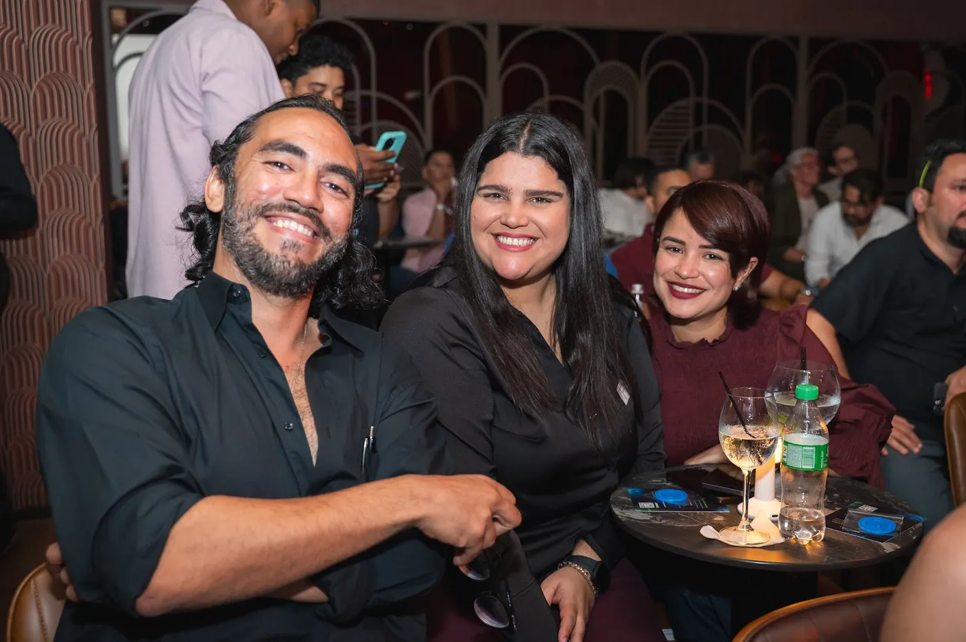 Tres asistentes sonriendo durante una actividad del ecosistema emprendedor