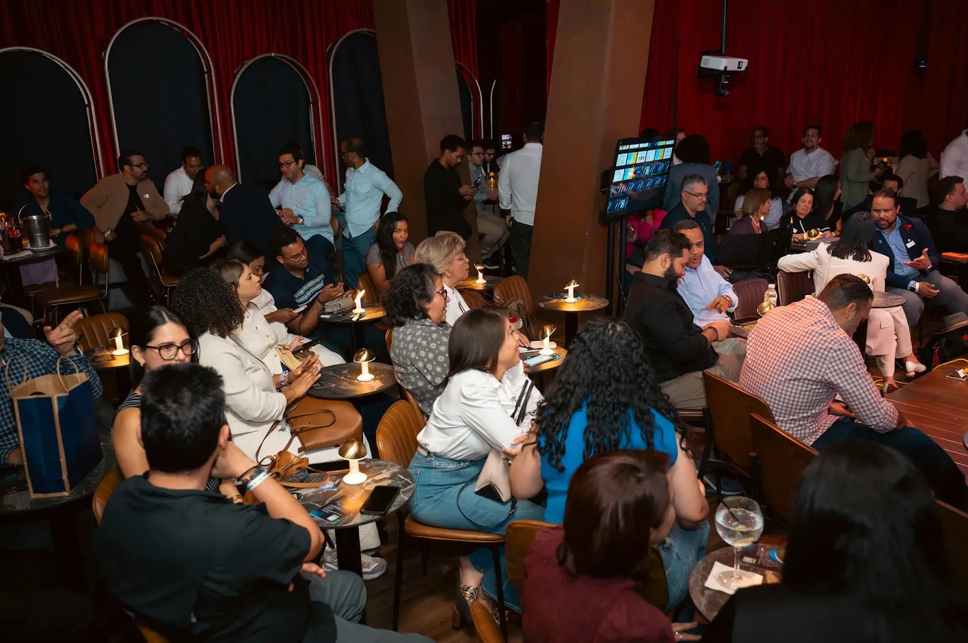 Sala llena de asistentes durante una jornada de emprendimiento